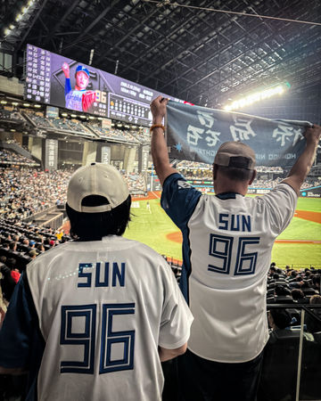 ▲▼孫易磊登上一軍，孫爸孫媽場邊看球，栗山英樹CBO致包廂與孫爸孫媽致意，球團特製臺灣地形及中文字提拉米蘇。（圖／悍創運動行銷提供）