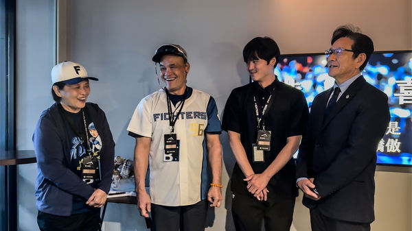 ▲▼孫易磊登上一軍，孫爸孫媽場邊看球，栗山英樹CBO致包廂與孫爸孫媽致意，球團特製臺灣地形及中文字提拉米蘇。（圖／悍創運動行銷提供）