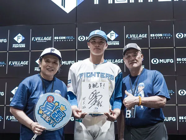 ▲▼孫易磊登上一軍，孫爸孫媽場邊看球，栗山英樹CBO致包廂與孫爸孫媽致意，球團特製臺灣地形及中文字提拉米蘇。（圖／悍創運動行銷提供）