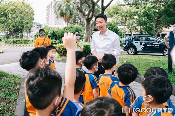 ▲▼交通部長陳世凱視察桃園監理站交通安全教育園區，以及幼兒園學生學習交通安全知識。（圖／交通部提供）