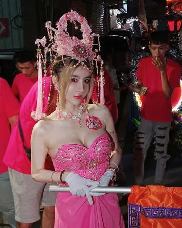 ▲雪碧現身宮廟遶境活動，擔任一日禮生。（圖／翻攝自Instagram／sprite0719ss）