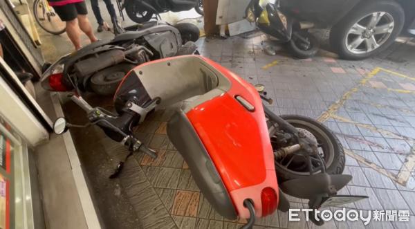 ▲▼台北市74歲老翁駕駛汽車倒車時擦撞多部機車。（圖／里長沈春華提供）