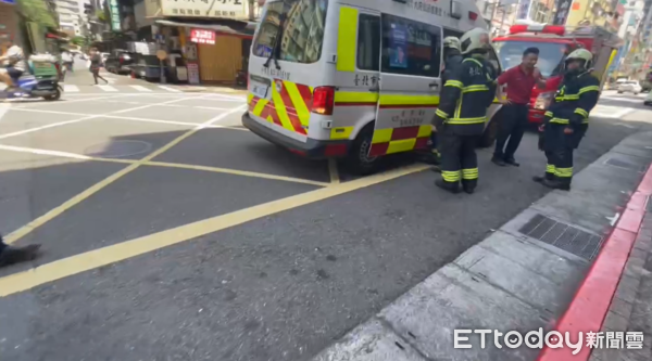 ▲▼台北市74歲老翁駕駛汽車倒車時擦撞多部機車。（圖／里長沈春華提供）