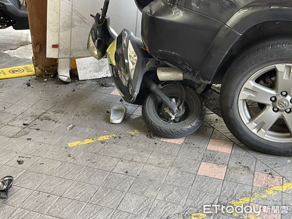 ▲▼台北市74歲老翁駕駛汽車倒車時擦撞多部機車。（圖／里長沈春華提供）