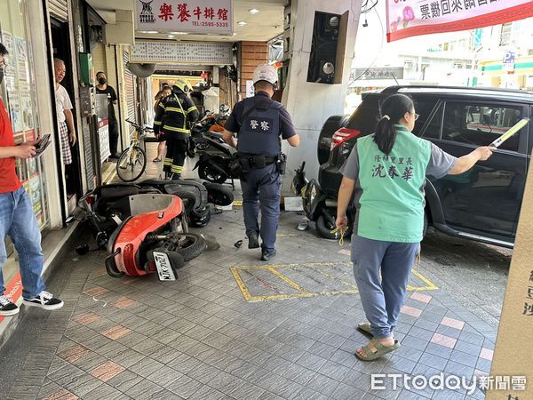 ▲▼台北市74歲老翁駕駛汽車倒車時擦撞多部機車。（圖／里長沈春華提供）