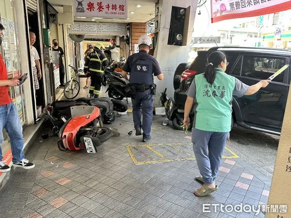▲▼台北市74歲老翁駕駛汽車倒車時擦撞多部機車。（圖／里長沈春華提供）
