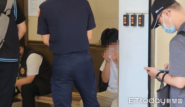 ▲新北市新莊區一處民宅，一對男女1死1傷，死者兒子現身板殯崩潰痛哭。（圖／記者陳以昇攝，下同）