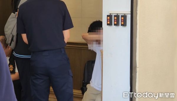 ▲新北市新莊區一處民宅，一對男女1死1傷，死者兒子現身板殯崩潰痛哭。（圖／記者陳以昇攝，下同）