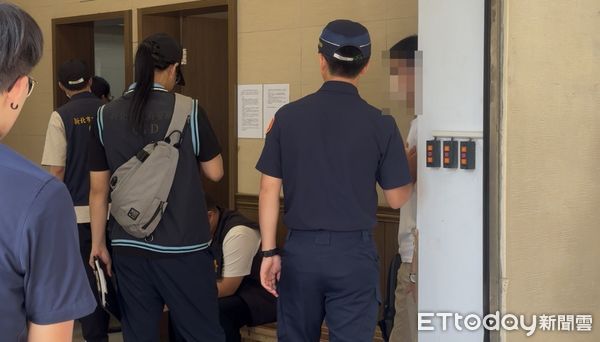 ▲新北市新莊區一處民宅，一對男女1死1傷，死者兒子現身板殯崩潰痛哭。（圖／記者陳以昇攝，下同）