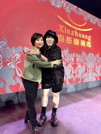 ▲唐美雲與設計師潘怡良跨界合作。（圖／唐美雲歌仔戲團提供）