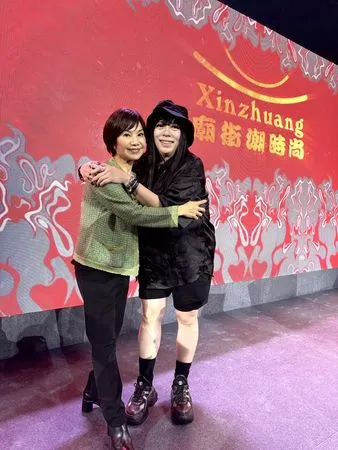 ▲唐美雲與設計師潘怡良跨界合作。（圖／唐美雲歌仔戲團提供）