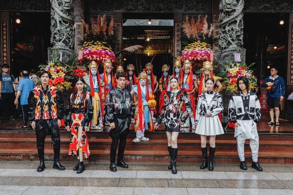 ▲唐美雲與設計師潘怡良跨界合作。（圖／唐美雲歌仔戲團提供）