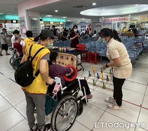 ▲▼   嘉義醫院舉辦「五月感恩月 愛的接力-長輩放心玩」闖關活動　跨團隊合作打造溫馨互動時光  。（圖／嘉義醫院提供）