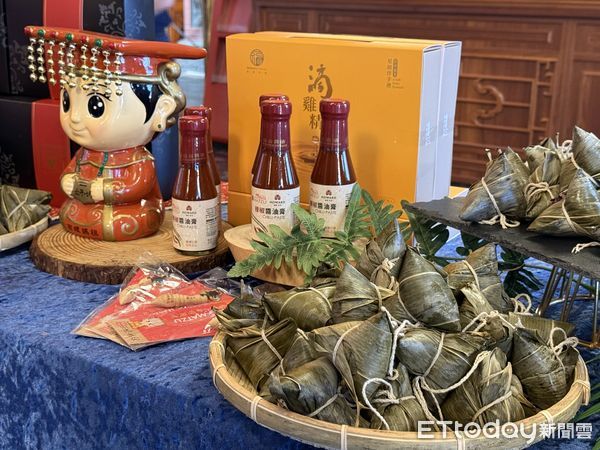 ▲西螺福興宮邀集福華大飯店、瑞春醬油、西螺警分局一同辦理「端午送暖暨物資捐贈活動」，用太平媽祖慈悲為懷的精神，為弱勢團體盡一份心力。（圖／記者游瓊華翻攝）