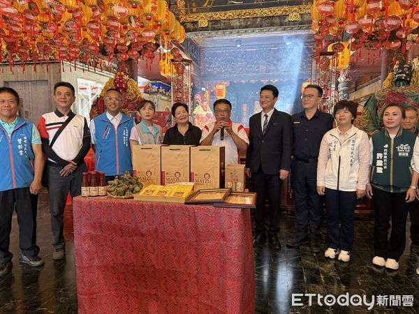 ▲西螺福興宮邀集福華大飯店、瑞春醬油、西螺警分局一同辦理「端午送暖暨物資捐贈活動」，用太平媽祖慈悲為懷的精神，為弱勢團體盡一份心力。（圖／記者游瓊華翻攝）