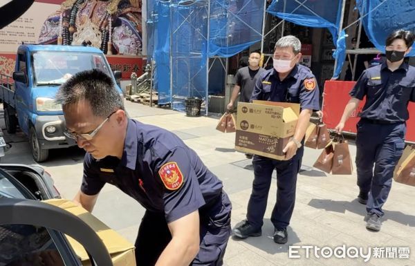 ▲西螺福興宮邀集福華大飯店、瑞春醬油、西螺警分局一同辦理「端午送暖暨物資捐贈活動」，用太平媽祖慈悲為懷的精神，為弱勢團體盡一份心力。（圖／記者游瓊華翻攝）