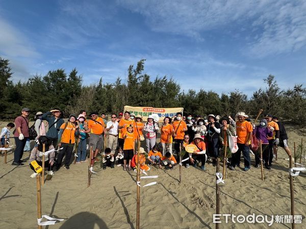 ▲▼   嘉義長庚實踐ESG精神 百人齊聚布袋好美里淨灘植樹 用行動守護海岸環境。（圖／嘉義長庚醫院提供）