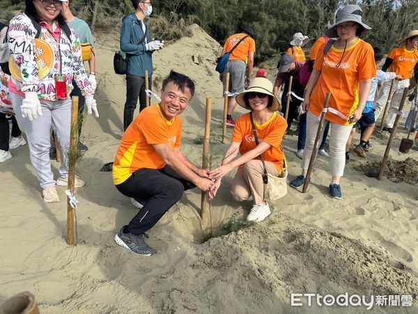 ▲▼   嘉義長庚實踐ESG精神 百人齊聚布袋好美里淨灘植樹 用行動守護海岸環境。（圖／嘉義長庚醫院提供）
