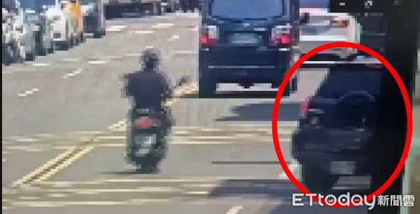 ▲延三夜市附近倒車衝撞，事發當時畫面曝光。（圖／記者邱中岳翻攝，下同）