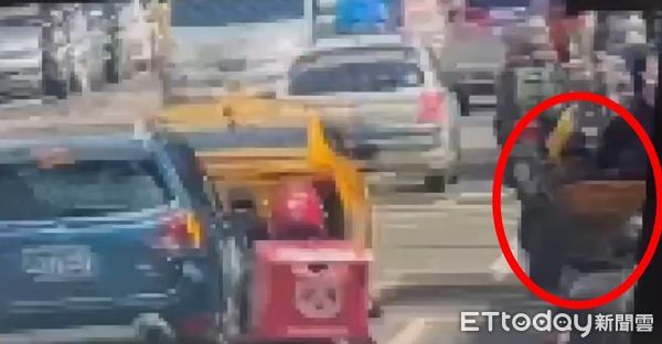 ▲延三夜市附近倒車衝撞，事發當時畫面曝光。（圖／記者邱中岳翻攝，下同）