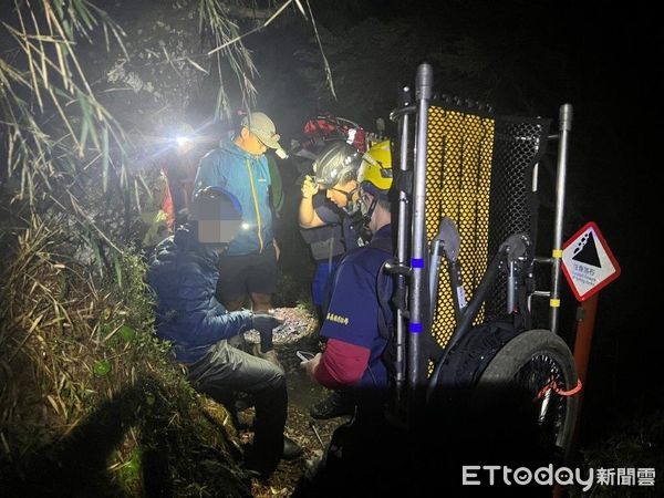 ▲▼   排雲山莊登山客疑似中風，阿里山警消連夜助撤離撿回一命   。（圖／竹崎分局提供）