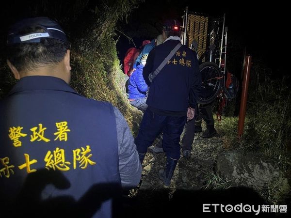 ▲▼   排雲山莊登山客疑似中風，阿里山警消連夜助撤離撿回一命   。（圖／竹崎分局提供）