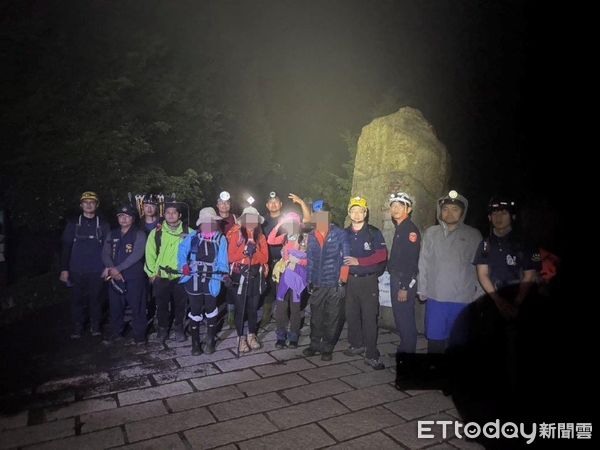 ▲▼   排雲山莊登山客疑似中風，阿里山警消連夜助撤離撿回一命   。（圖／竹崎分局提供）