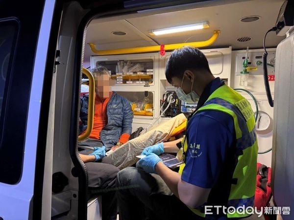 ▲▼   排雲山莊登山客疑似中風，阿里山警消連夜助撤離撿回一命   。（圖／竹崎分局提供）