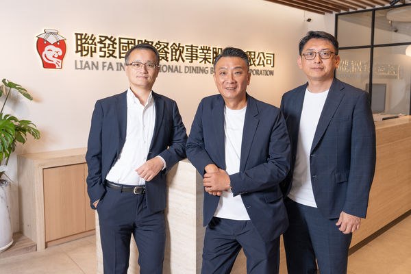 ▲聯發國際董事長鄭凱隆(中)延攬劉經綸(左)擔任公司集團總經理，由陳聖中(右)擔任國際事業總經理。（圖／聯發國際提供）