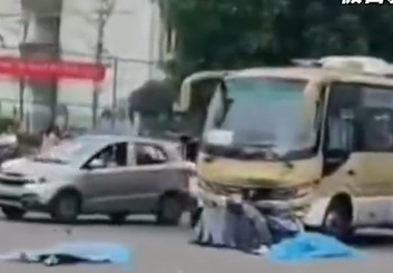 ▲▼陸2老人送孫上學遭小巴士撞死。（圖／翻攝自微博）