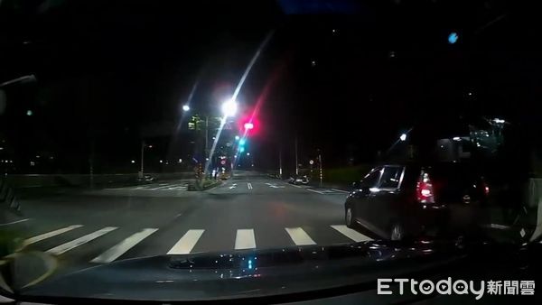 ▲汐止警方逮捕衝撞警車的張姓駕駛及車上乘客，搜出大批毒品。（圖／記者張君豪翻攝）