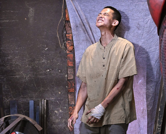 ▲盧彥澤劇中在打鐵店工作，卻遇上職場霸凌。（圖／台視提供）