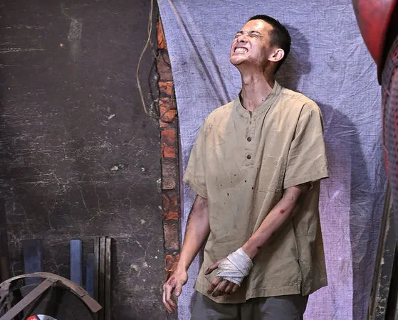 ▲盧彥澤劇中在打鐵店工作，卻遇上職場霸凌。（圖／台視提供）