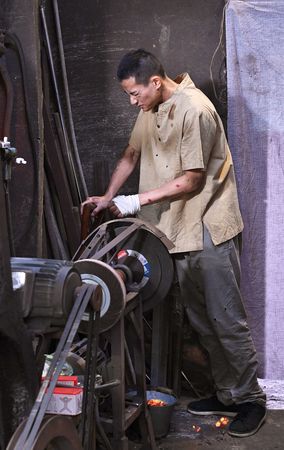 ▲盧彥澤劇中在打鐵店工作，卻遇上職場霸凌。（圖／台視提供）