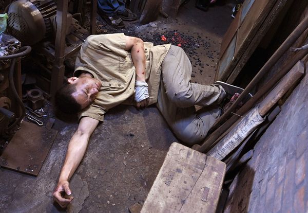 ▲盧彥澤劇中在打鐵店工作，卻遇上職場霸凌。（圖／台視提供）