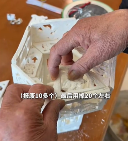 ▲▼阿姨用魚骨做成六角宮燈。（圖／翻攝自微博）