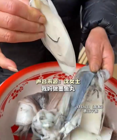 ▲▼阿姨用魚骨做成六角宮燈。（圖／翻攝自微博）