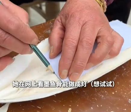 ▲▼阿姨用魚骨做成六角宮燈。（圖／翻攝自微博）