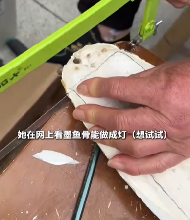 ▲▼阿姨用魚骨做成六角宮燈。（圖／翻攝自微博）