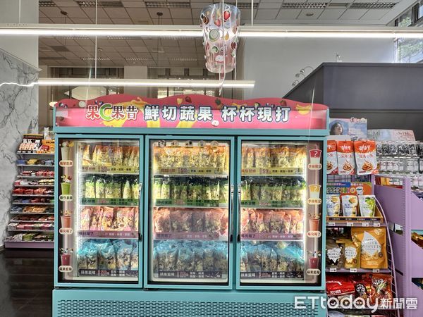 ▲▼萊爾富獨家「果C果昔」讓網友敲碗，如今擴大門市佈局，也陸續解鎖新口味。（圖／記者林育綾攝）