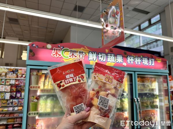 ▲▼萊爾富獨家「果C果昔」讓網友敲碗，如今擴大門市佈局，也陸續解鎖新口味。（圖／記者林育綾攝）