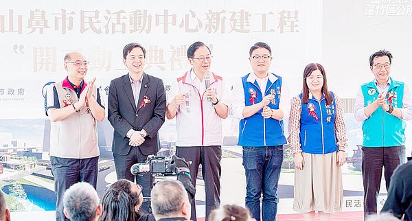 ▲桃園市長張善政、立委牛煦庭與市議員張桂綿、錢龍、劉勝全、許清順等人在開工儀式上向與會人士說明活動中心設計目的。（圖／市府新聞處提供）