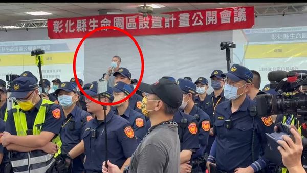 ▲彰化縣政府召開芳苑生命園區說明會現場500人高抗議。（圖／記者唐詠絮攝）