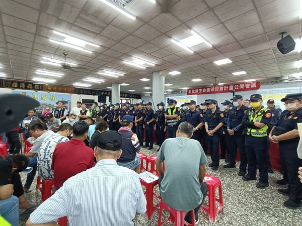 ▲彰化縣政府召開芳苑生命園區說明會現場500人高抗議。（圖／記者唐詠絮攝）