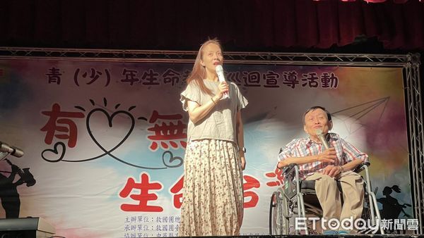 ▲廣播金鐘獎得主劉銘與女星李淑楨攜混障綜藝團走入中華醫大，中華醫大校長孫逸民迎接混障綜藝團，鼓勵學生從真實生命故事中學習逆境中的力量。。（記者林東良翻攝，下同）