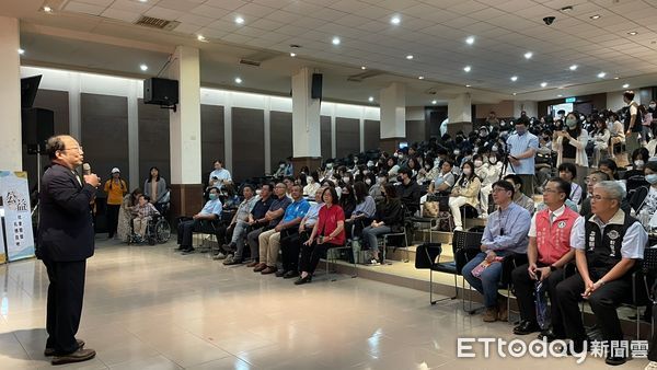 ▲廣播金鐘獎得主劉銘與女星李淑楨攜混障綜藝團走入中華醫大，中華醫大校長孫逸民迎接混障綜藝團，鼓勵學生從真實生命故事中學習逆境中的力量。。（記者林東良翻攝，下同）