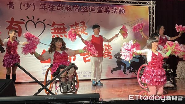 ▲廣播金鐘獎得主劉銘與女星李淑楨攜混障綜藝團走入中華醫大，中華醫大校長孫逸民迎接混障綜藝團，鼓勵學生從真實生命故事中學習逆境中的力量。。（記者林東良翻攝，下同）