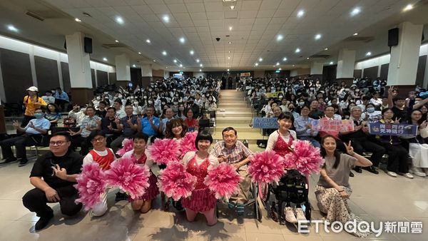 ▲廣播金鐘獎得主劉銘與女星李淑楨攜混障綜藝團走入中華醫大，中華醫大校長孫逸民迎接混障綜藝團，鼓勵學生從真實生命故事中學習逆境中的力量。。（記者林東良翻攝，下同）