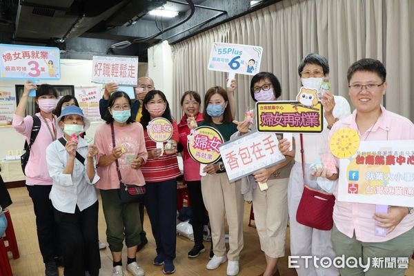 ▲端午節前台南就業中心舉辦香包主題徵才活動，現場民眾踴躍參與製作專屬香包，增添節慶氛圍。（記者林東良翻攝，下同）