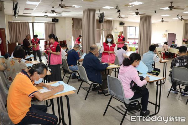 ▲端午節前台南就業中心舉辦香包主題徵才活動，現場民眾踴躍參與製作專屬香包，增添節慶氛圍。（記者林東良翻攝，下同）